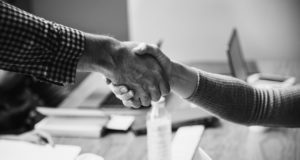 Černobílá fotografie podaných rukou