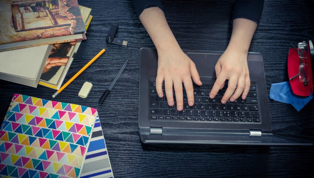 Ruce studenta na notebooku