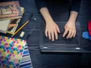 Ruce studenta na notebooku