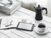 Pracovní stůl s kávou , čtečkou a časopisem