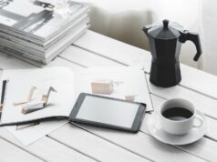 Pracovní stůl s kávou , čtečkou a časopisem