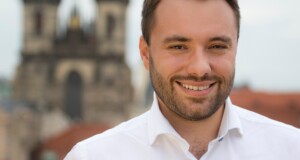 Jan Chabr, v pozadí Týnský chrám