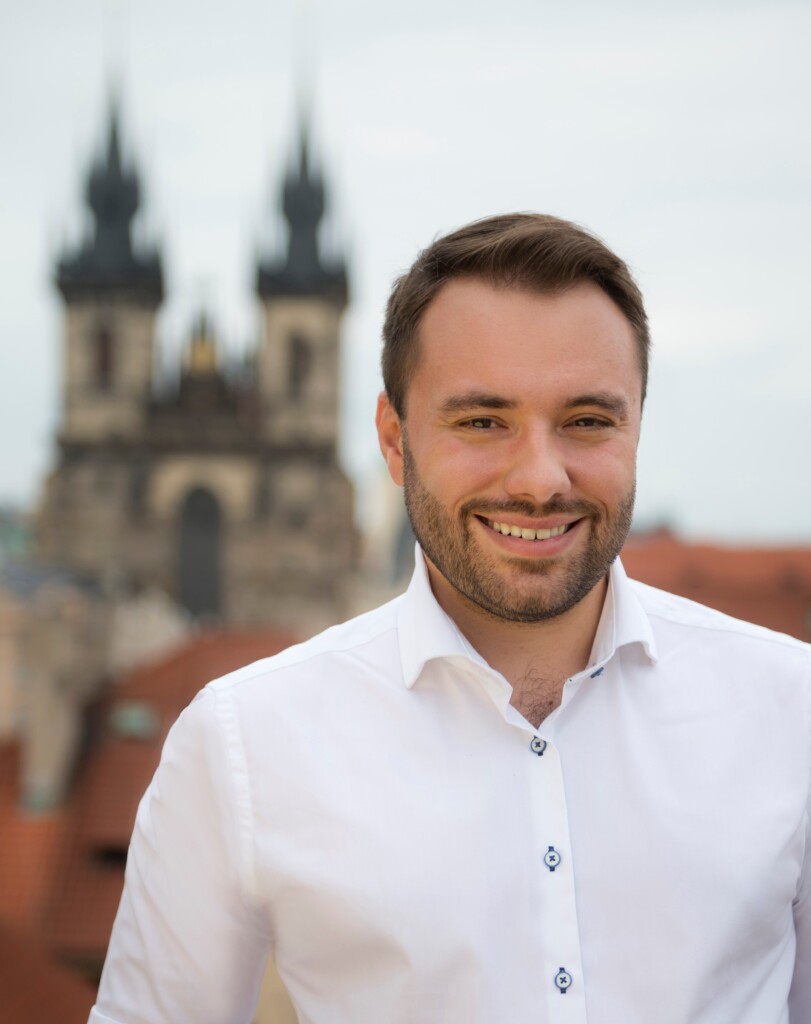 Jan Chabr, v pozadí Týnský chrám